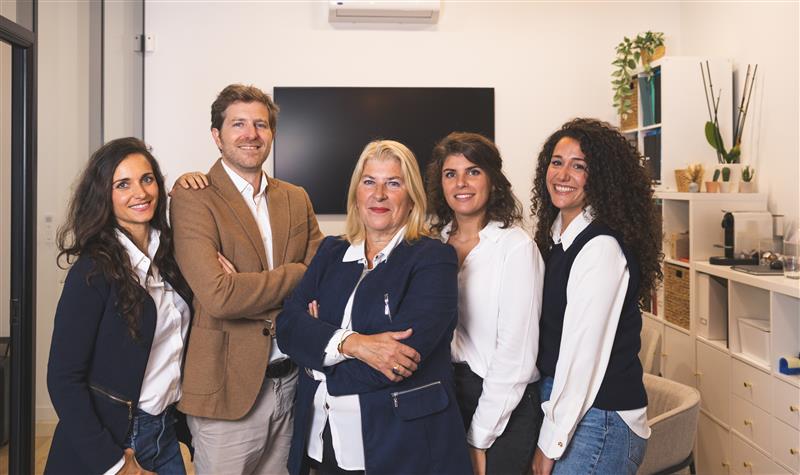 l'agence immobilière - l'équipe au complet